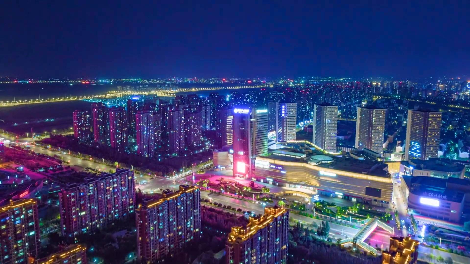 12家主题酒吧,83家风格酒店,经过六年的发展,建发大阅城中街不夜城已