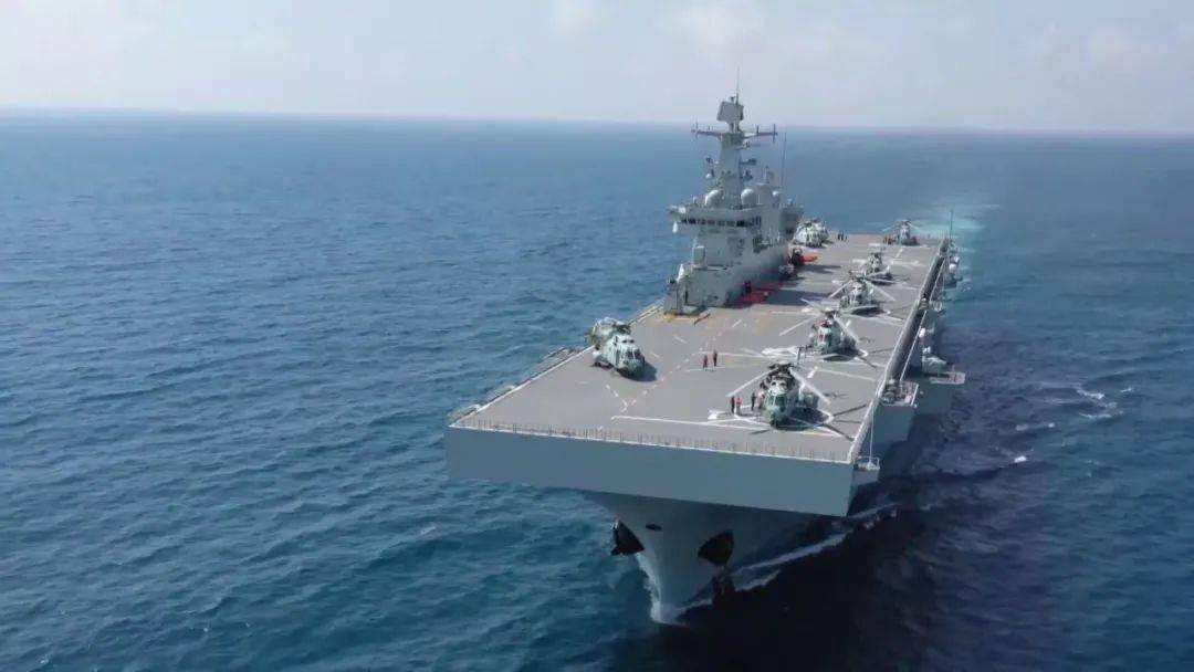 有多牛→_两栖攻击舰"广西舰"首次亮相_海南_舰艇