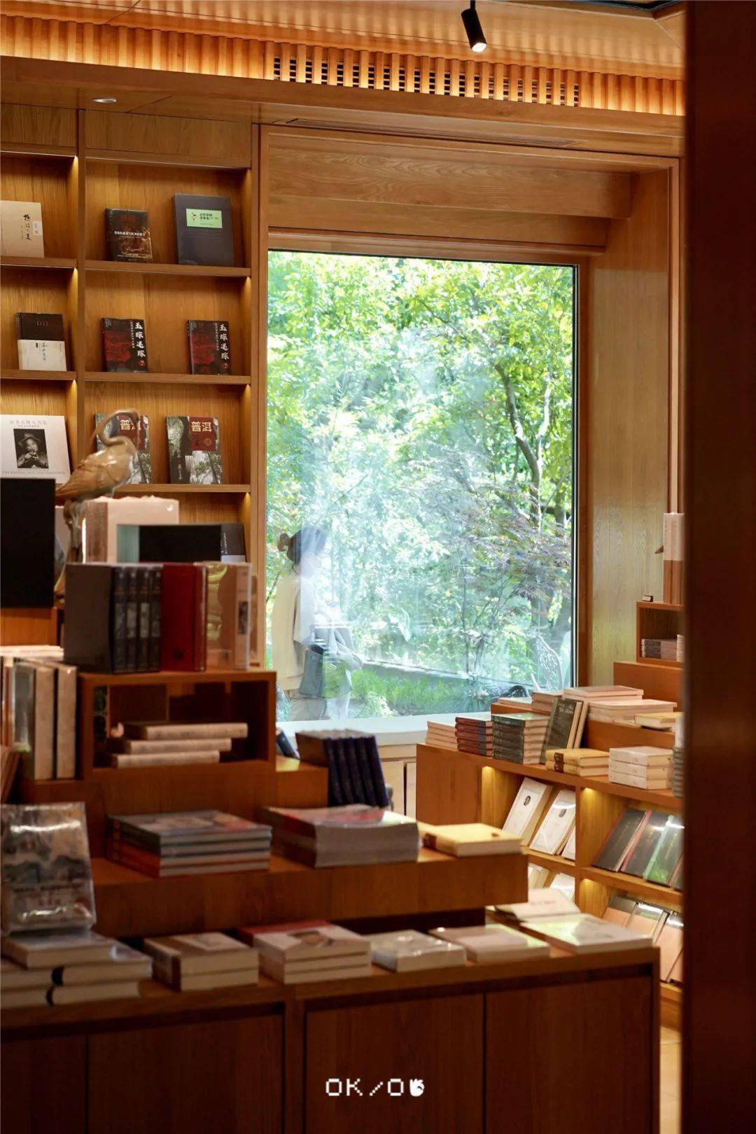 去了新开的晓风书屋,想把书桌搬去._书籍_杭州_运河