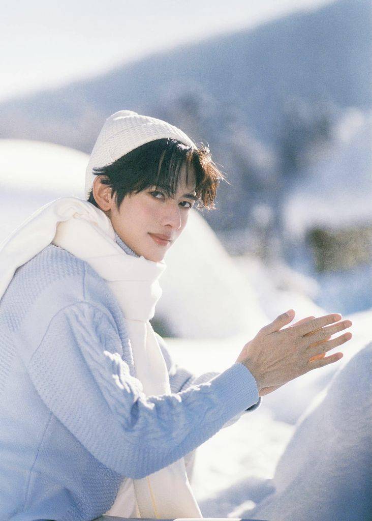 甘望星蓝毛衣雪景写真曝光眼神温柔变日系花美男