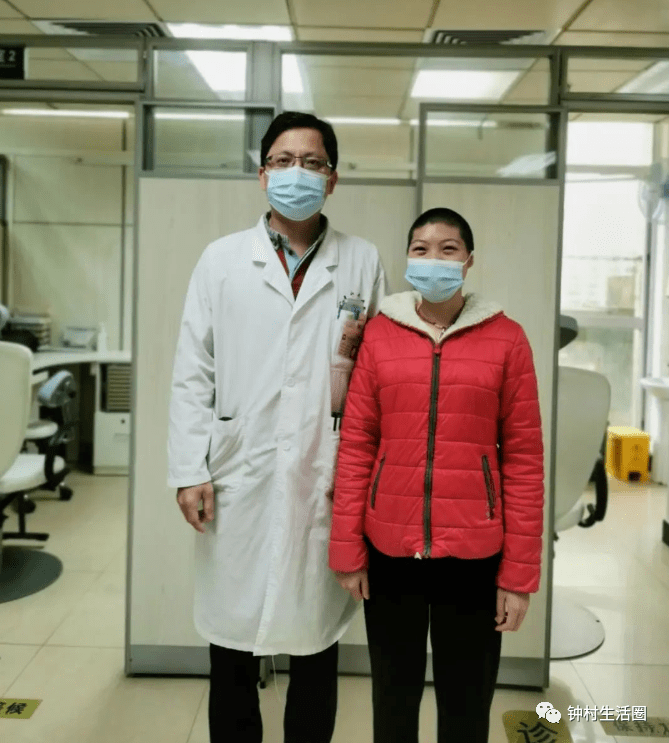 出院前,李晴霞(右)与主治医师陈穗俊合影.