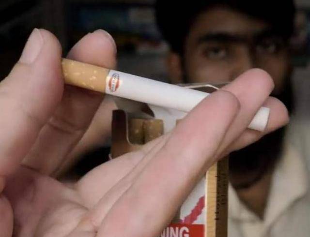 印度的烟有多贵，为啥印度人1根1根的买？游客看到烟盒差点吐了