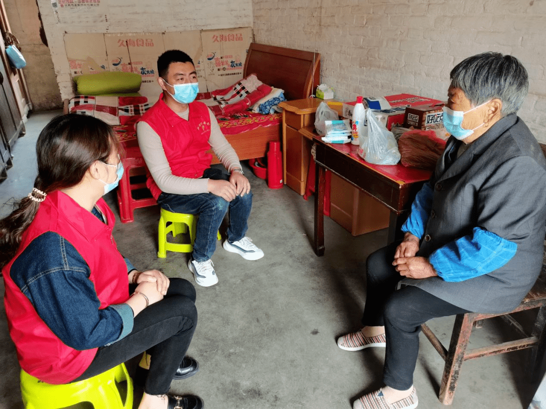新坍镇新潮村:助力疫情防控,红马甲在行动_老人_防疫_村民