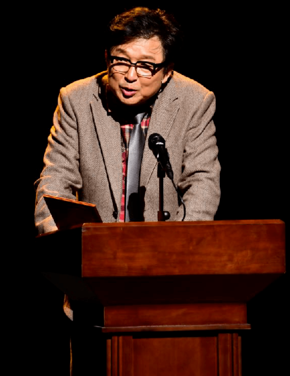 领衔主演:谭希和