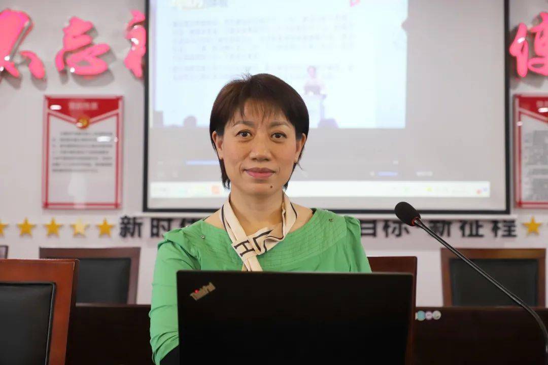讲座上,李晓玲老师通过多媒体图片和视频,从父母学习的重要性,如何