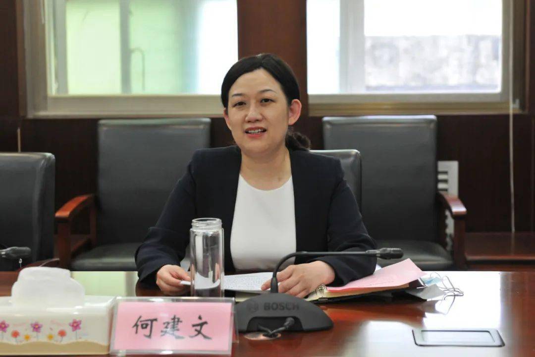 在听取黄陂区委书记何建文关于支持黄陂探索农旅融合,农业转型升级