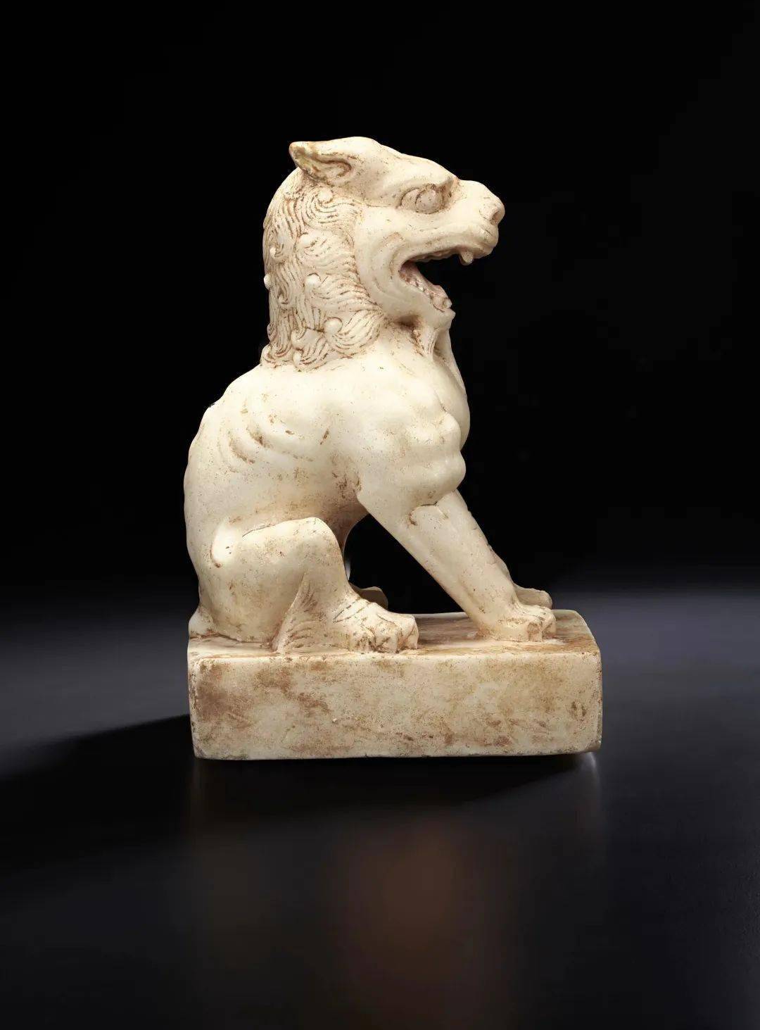 豹斑石龜式盖砚唐成交价5670美元豹斑石三足爐唐成交价11340美元豹斑