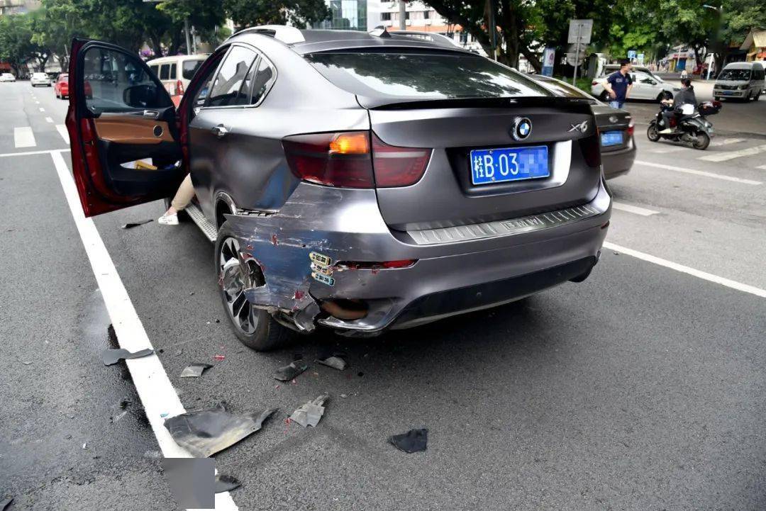 新能源小车追尾宝马越野车后无法动弹事故原因在