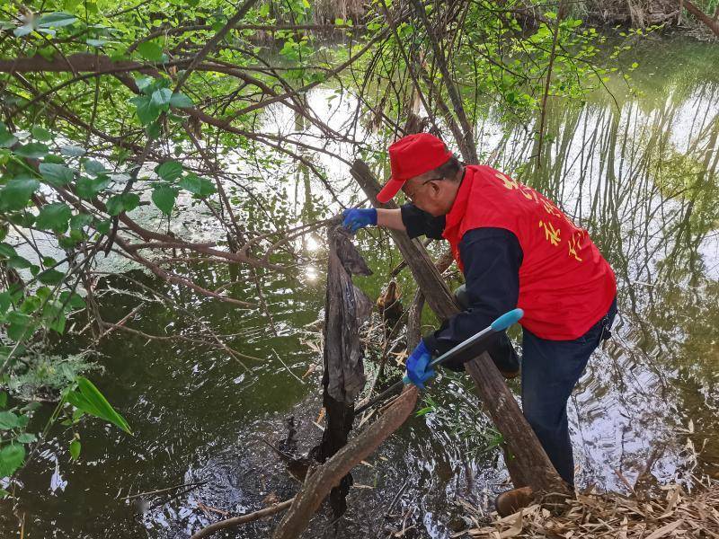 永仁县人力资源和社会保障局开展保护母亲河志愿服务活动_河道_群众