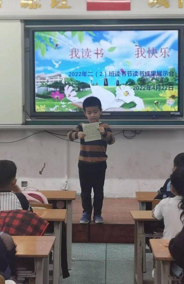 同学们还精心制作了读书卡,记录自己阅读的书籍或故事,分享自己积累的