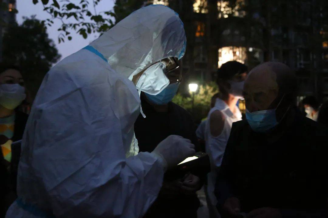 直击挑灯夜战2小时8475人通州梨园防范区首轮核酸检测全部阴性