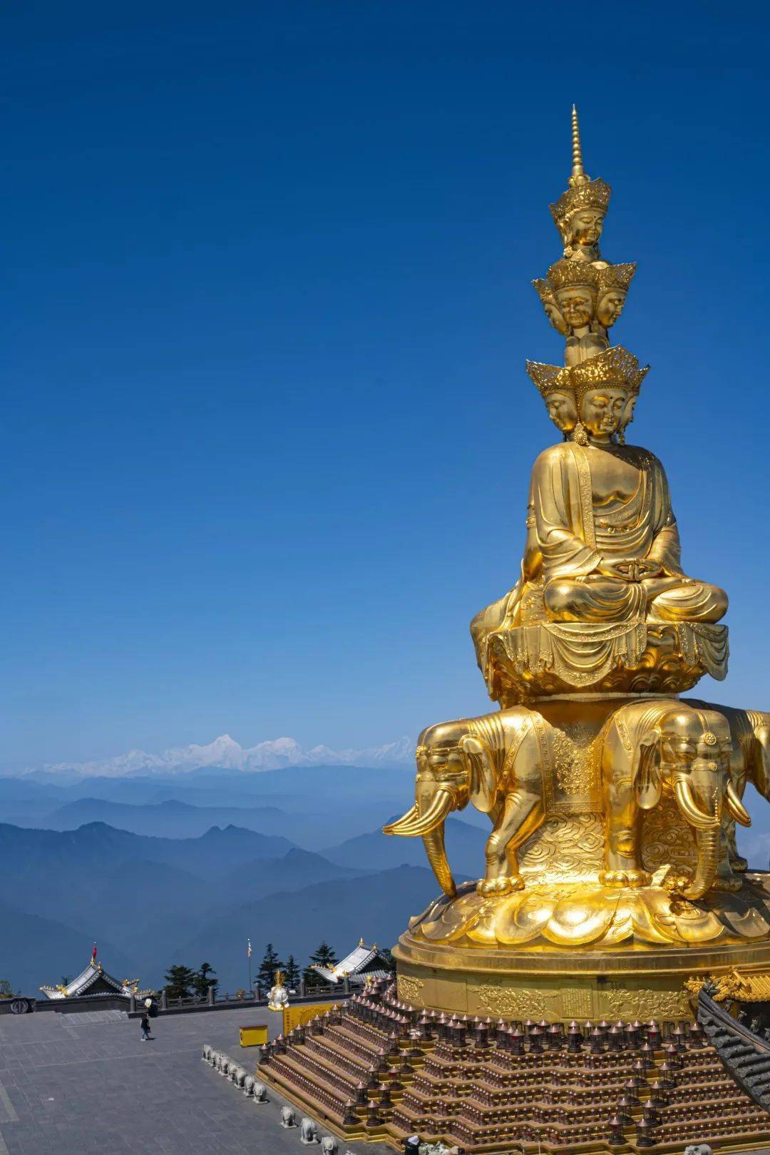 每一个在峨眉山望见贡嘎雪山的日子都值得你奔赴而来