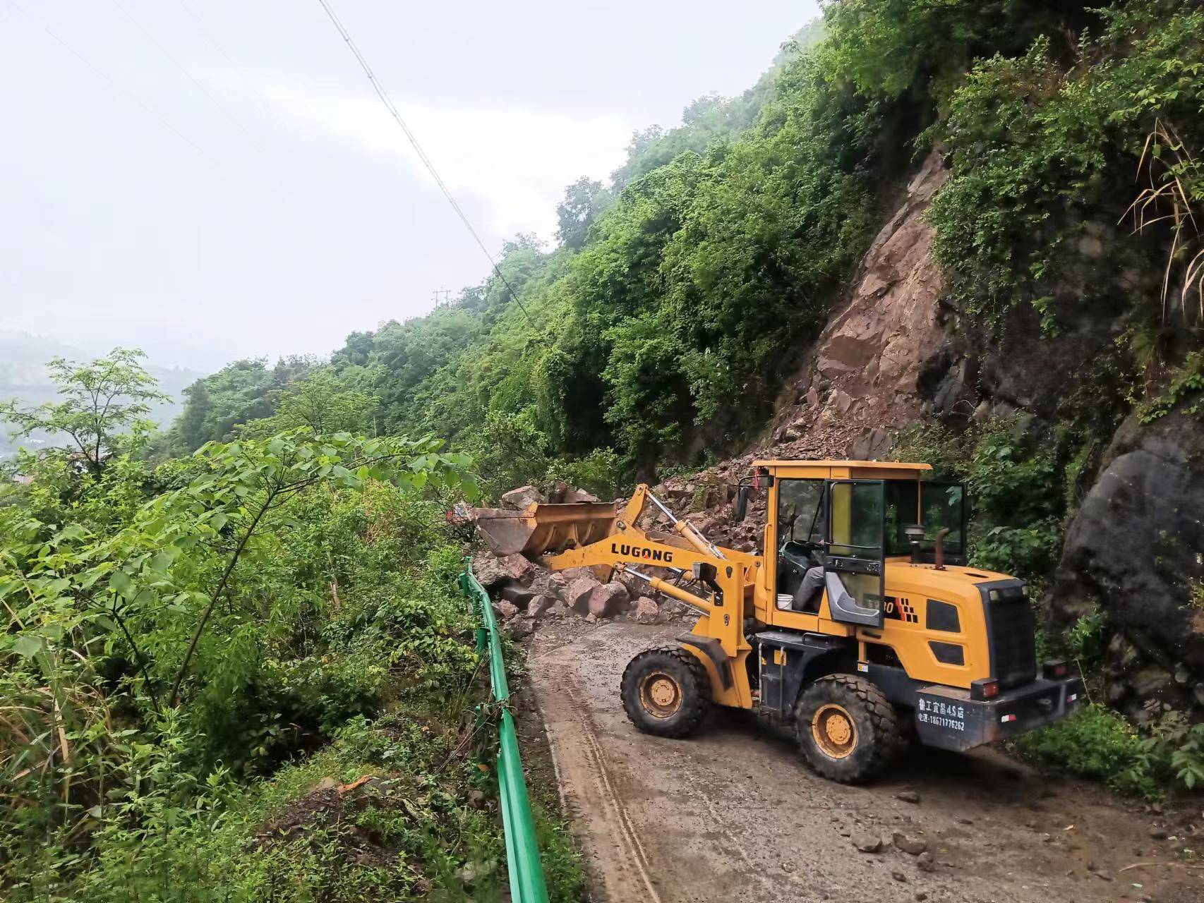 秭归县沙镇溪镇积极开展道路塌方疏通工作