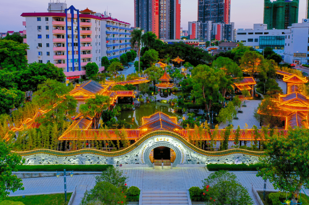 投票青霄遠眺花溪公園坐落於獅山腳下,佔地207畝,是容桂的標誌性公園