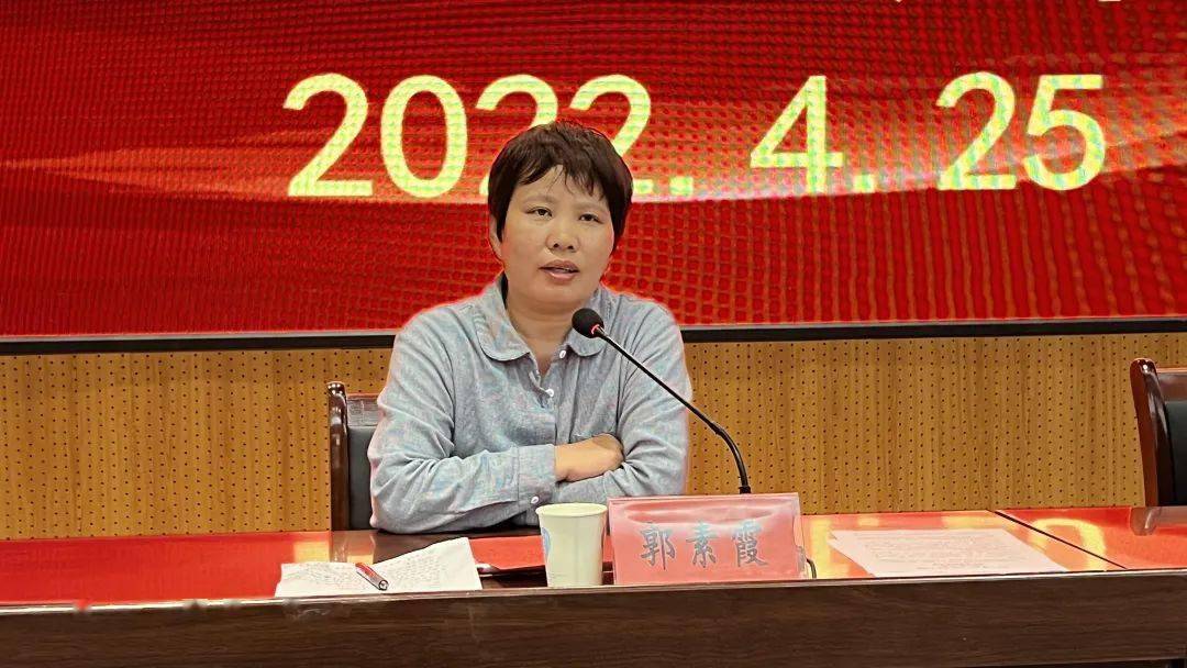 她们分别从如何保持学生课堂纪律,提升自我的学科素养几方面,向大家