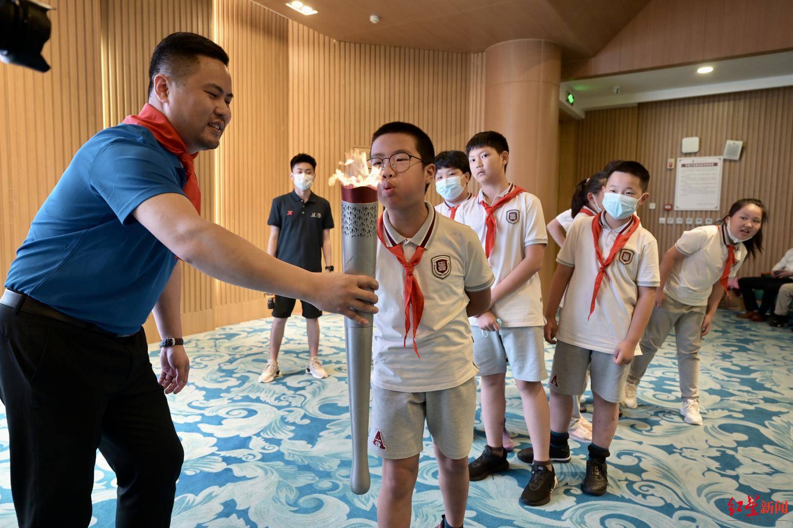 大运惠民全民共享成都大运会火炬巡展走进金苹果锦城一中附属小学