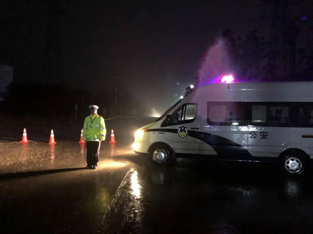 雨夜执勤镇平交警守护道路安全