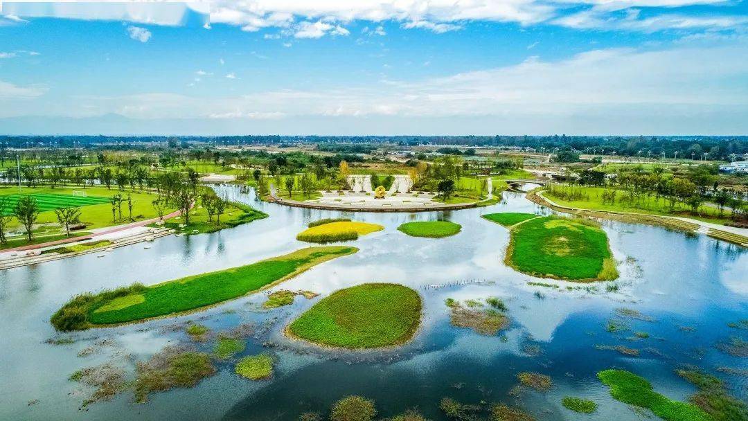 羊安泉水湖溼地公園裡感受著生態流入城市的愜意;南河水光瀲灩,漫步河