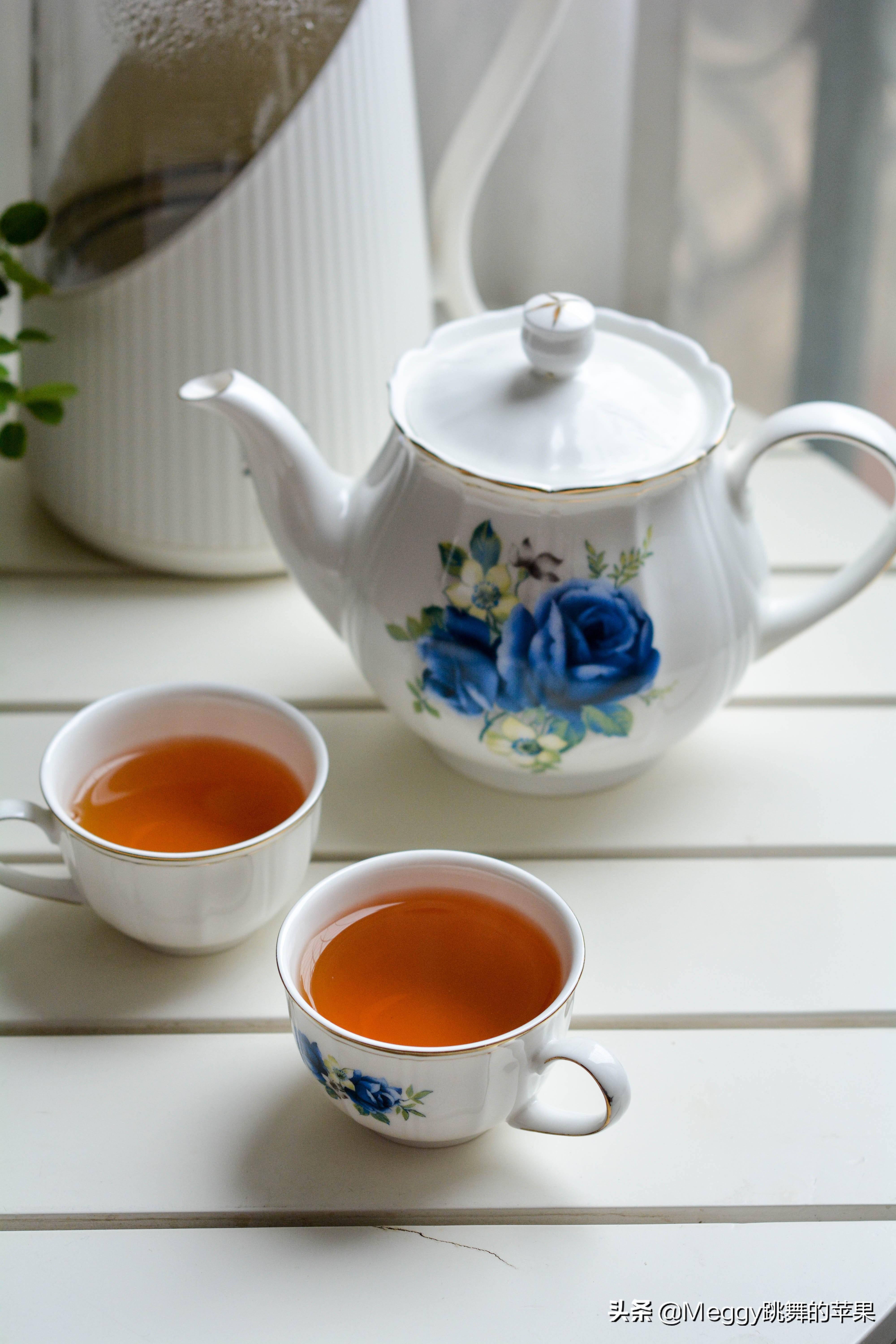 祁门红茶是以"工夫茶"闻名的,其冲泡方法可分简单泡法和工夫泡法.