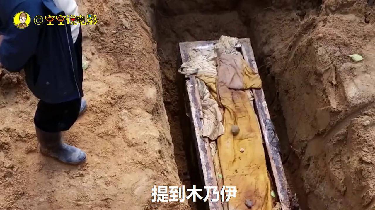 一家人遷墳時竟挖出400年前的祖先屍體卻能不腐