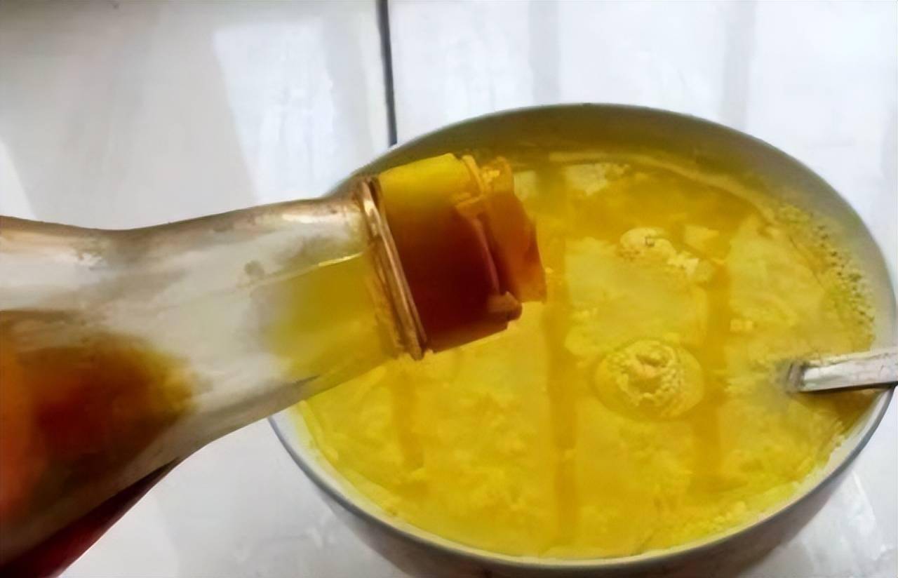 "开水冲鸡蛋"滴香油,坚持喝,身体会咋样?消化科主任说出答案