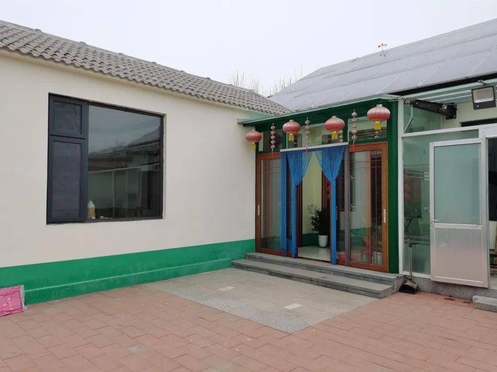 刘万斛村群众刘存豹家鲜艳的花朵象征着生活红红火火,居室整洁温馨