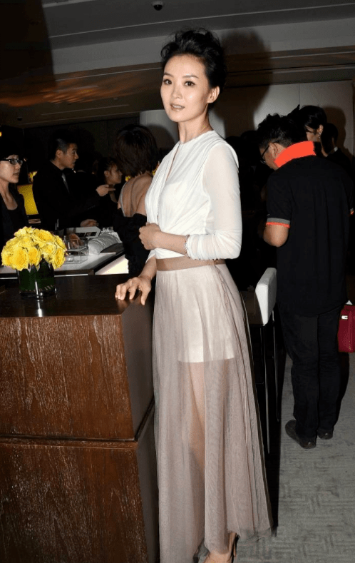 王艳奔五年龄不见老白衬衫配阔腿裤简单却高级真有阔太气质