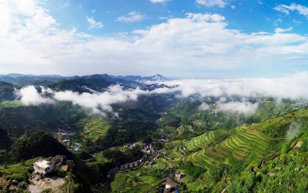 航拍松桃乡村美景云雾缭绕宛如画卷