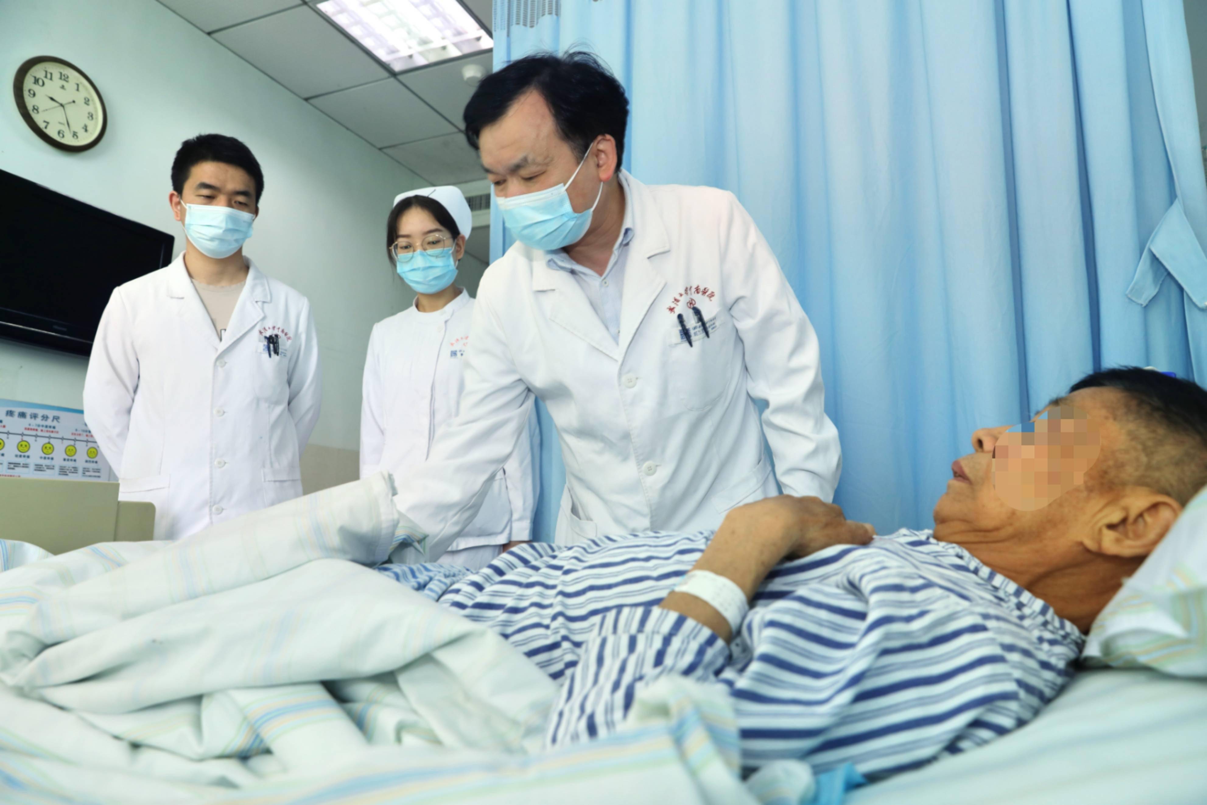 超大前列腺致爹爹膀胱造瘘8年微创技术助医生彻底铲除病根