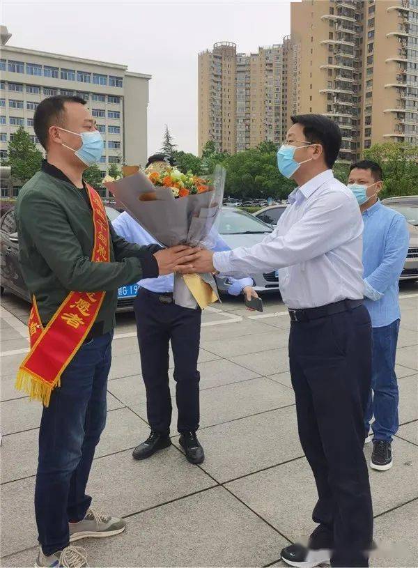 浔阳区委副书记查忠平,市红十字会副会长陈顺超,捐献者单位负责同志