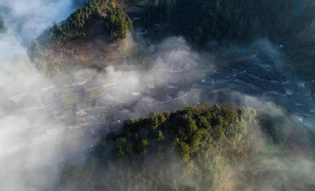 原始,古樸的苗寨聽流水潺潺感受一份恬靜與閒適地址:盤信鎮大灣村10