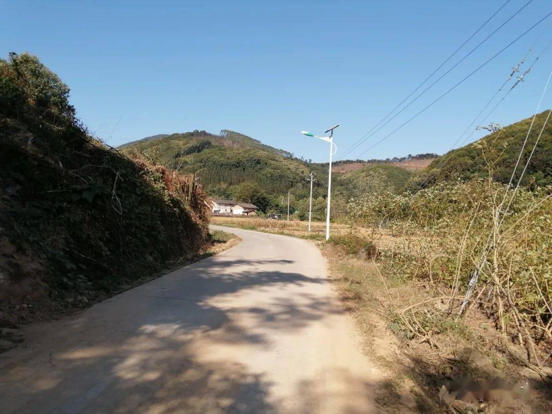 "山湖村的道路拓宽后,终于不用为会车而发愁了,我