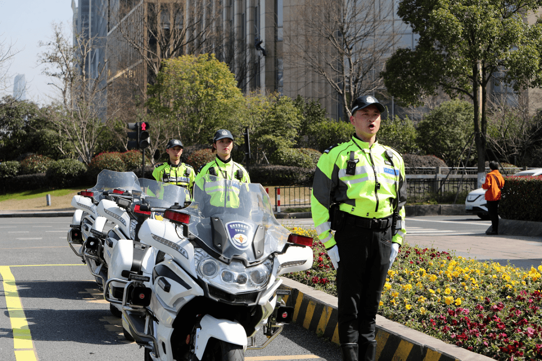 杨允用专业展示杭州交警的最美窗口