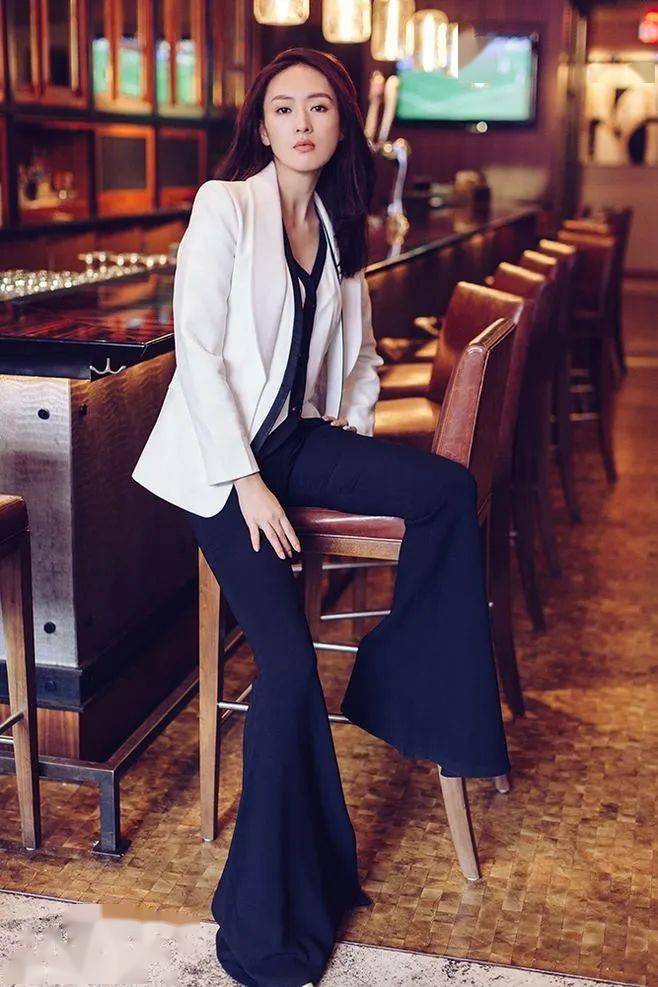 童瑶当了阔太仍爱职场风西装配露脐装飒爽又性感气场不输章子怡