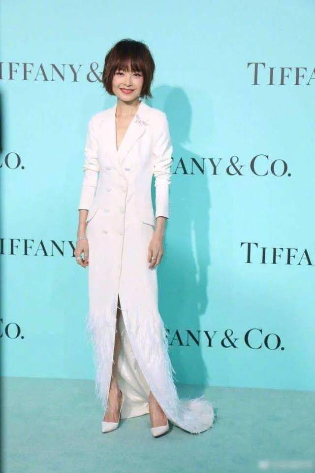 为搭配增加了几分仙气,搭配一双白色高跟鞋,整体