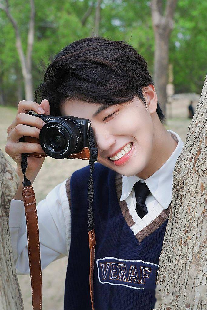 陆思恒暮春学院风写真公开化身花间来客清爽阳光