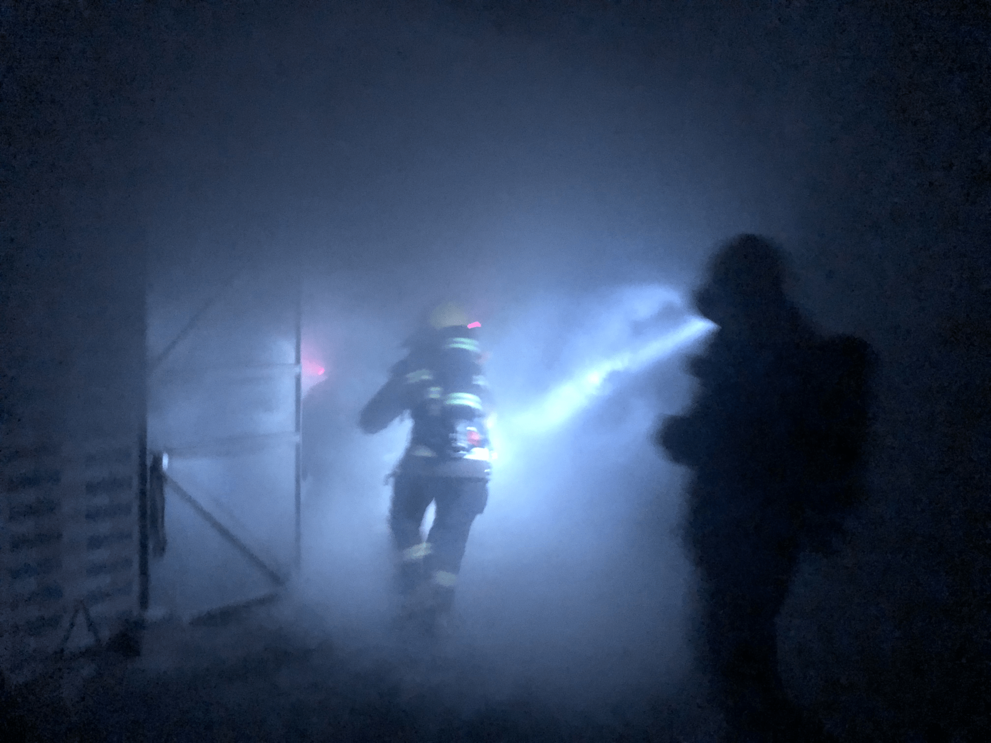 广西玉林一民房凌晨发生火灾致8人被困 自建房消防安全隐患多引关注