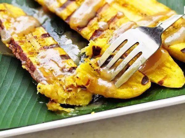 香蕉炒着吃你没看错这就是刚果金的特色美食