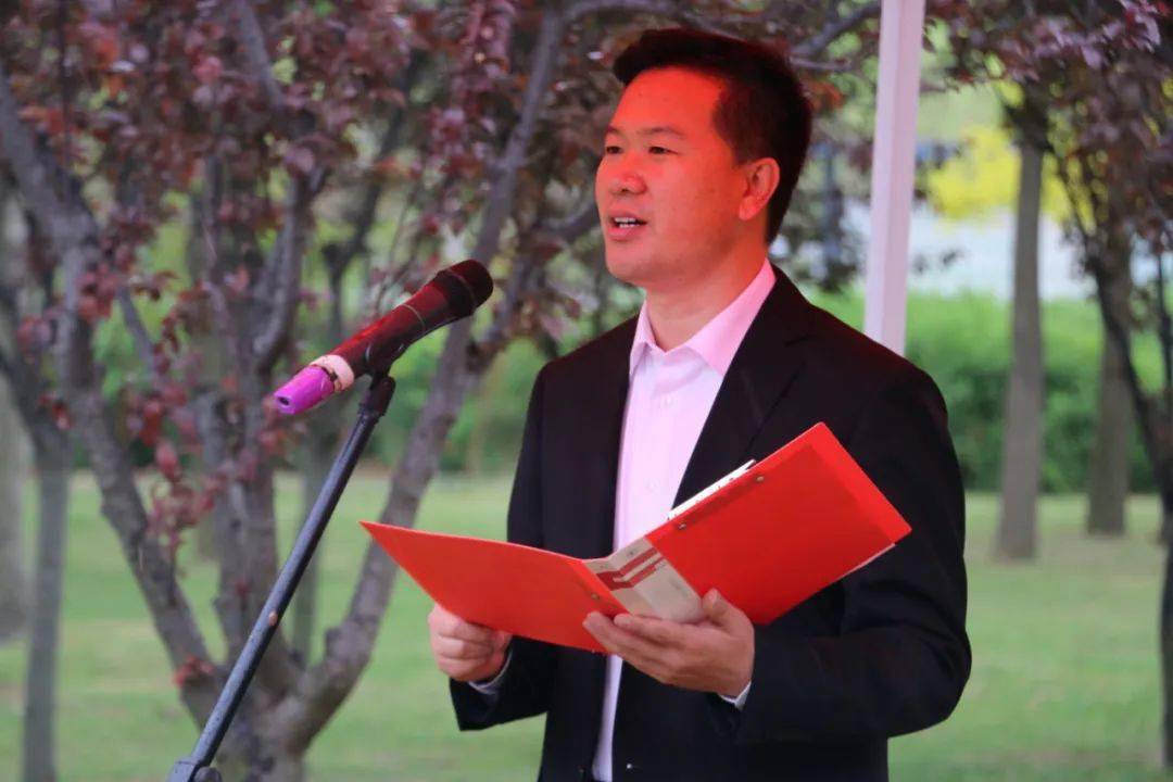 诗会现场,垦利区行政审批局党组书记,局长来延鹏向全中心广大青年干部