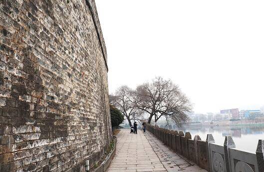 荆州古城墙顶部全线贯通，三处城门景点免费开放?