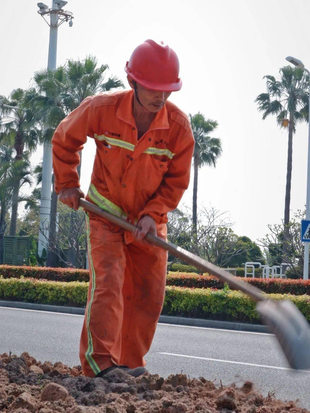 五一我在岗特辑致敬最美劳动者他和她他们的在岗坚守走进直属公路部门