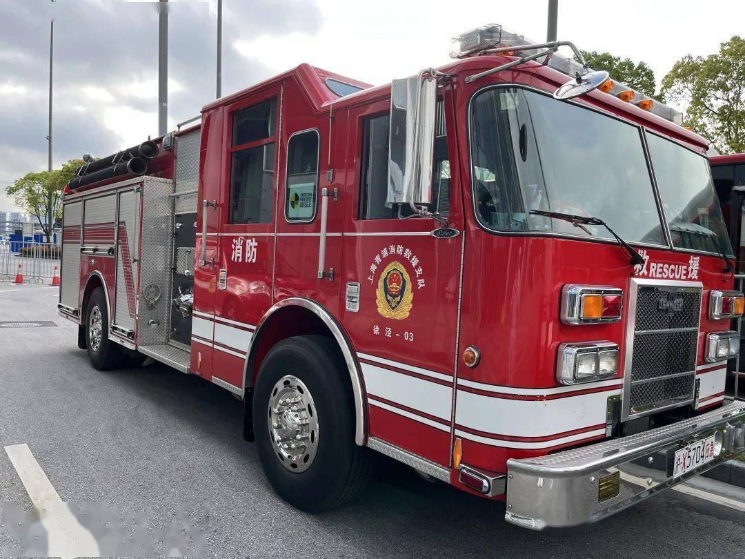 我是驻守在国家会展中心方舱医院的一辆消防车,代号徐泾4号,是来自