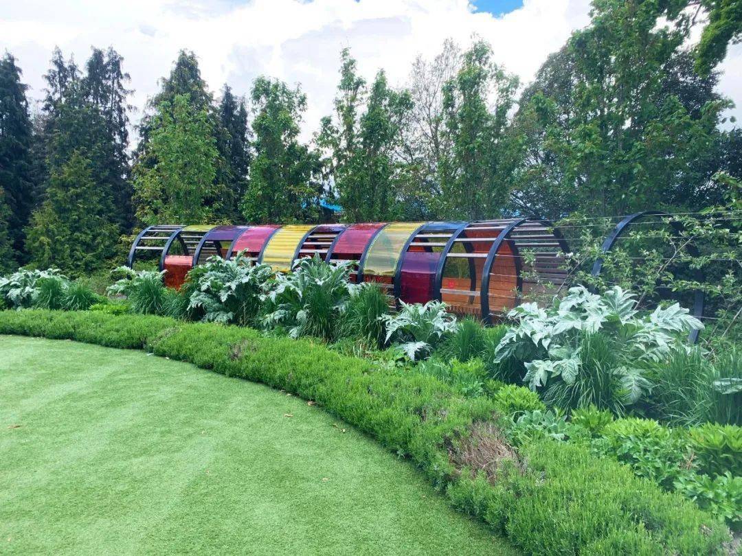 这个精心设计的儿童活动空间,强调的是一个游乐花园而不是传统的游乐