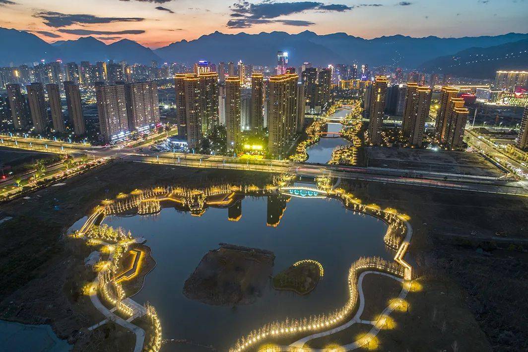 中央绿轴位于乐清市区新体育馆和六环路之间的中央绿轴公园里,是美丽