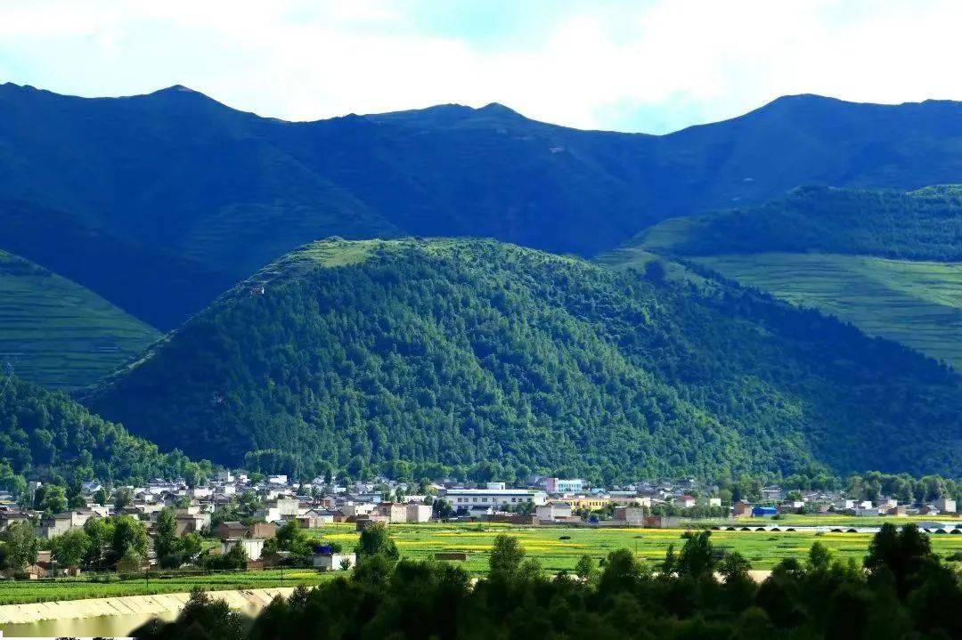 岷县二郎山全景图图片