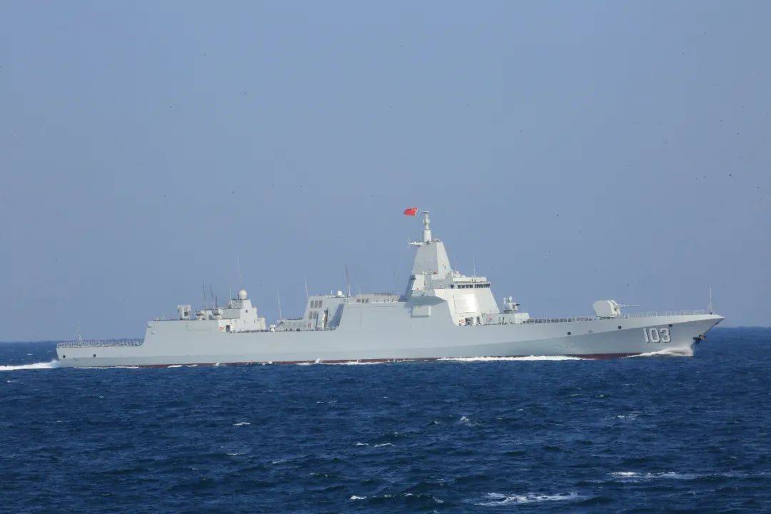 3艘万吨大驱同框拉萨舰鞍山舰无锡舰与包头舰开展连续多天的海上训练