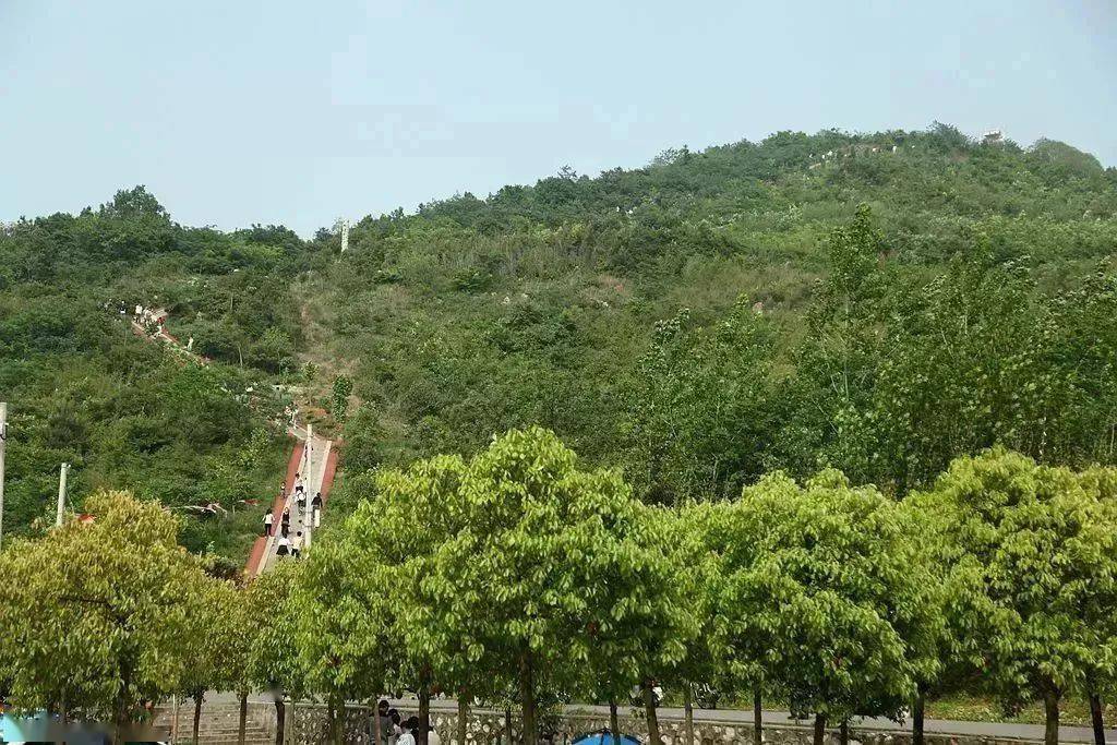 水晶山體育公園以丹陽最高峰水晶山為自然載體,整合