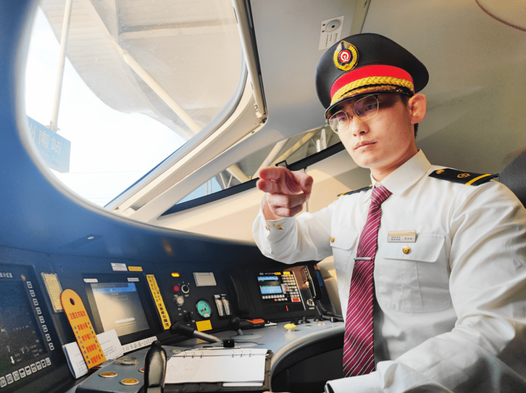 职工坚守岗位,检车人员对机车进行全方位"体检",机车乘务员严格执标