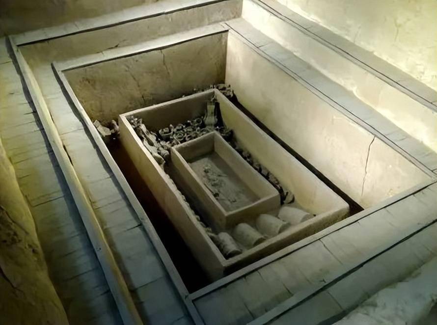 棺椁不止两层,地位越高的层数越多,古代天子有四层棺椁.