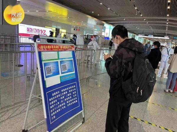建议乘坐地铁时主动扫描车站出入口定位码及车厢二维码,配合测温,全程